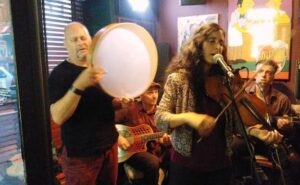 Aharon Wheels Bolsta, Scott Stobbe, Michelle Alany y Jamie Barsimantov en la danza macedonia / O. C.