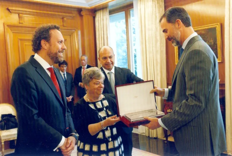 En 2015, cuando Doreen Alhadeff estaba en España ayudando a organizar una conferencia internacional de sefardíes, le entregó al rey Felipe VI una llave antigua, un símbolo de la intención de los judíos sefardíes de... (Cortesía de / Doreen Alhadeff)