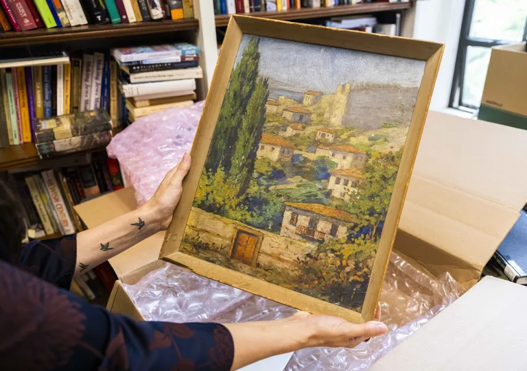 Jennifer McCullum dice que esta pintura de Salónica estuvo colgada una vez en la casa de Joseph Nehama, quien escribió una historia de siete volúmenes sobre Salónica, los judíos de Grecia.