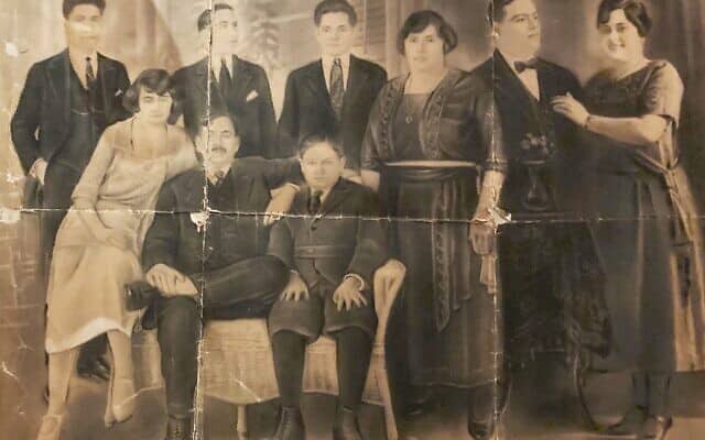 Una fotografía parcialmente descolorida y andrajosa de 1920 es una de las pocas imágenes que sobrevive de Abraham Cohen (sentado) y su familia.