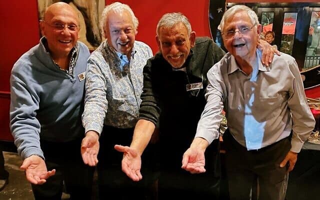 (Desde la izquierda) Solomon Cohen, Albert Cohen, Albert Barrocas y Dan Maslia. Son cuatro miembros de la familia que han ayudado a crear una larga historia de la familia sefardí Cohen.