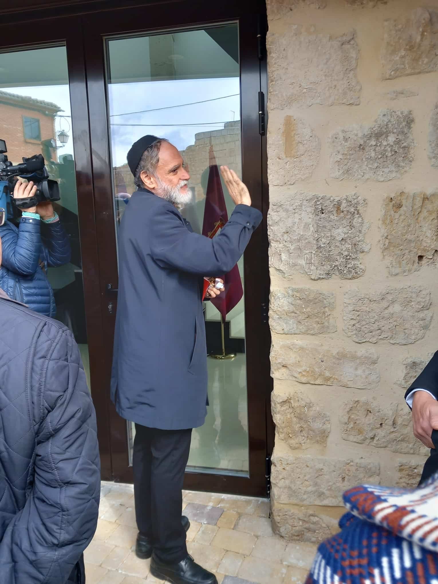El rabino principal de España, Moshe Bendahan, coloca una mezuza en la entrada del Centro de la Memoria Sefardí recién inaugurado