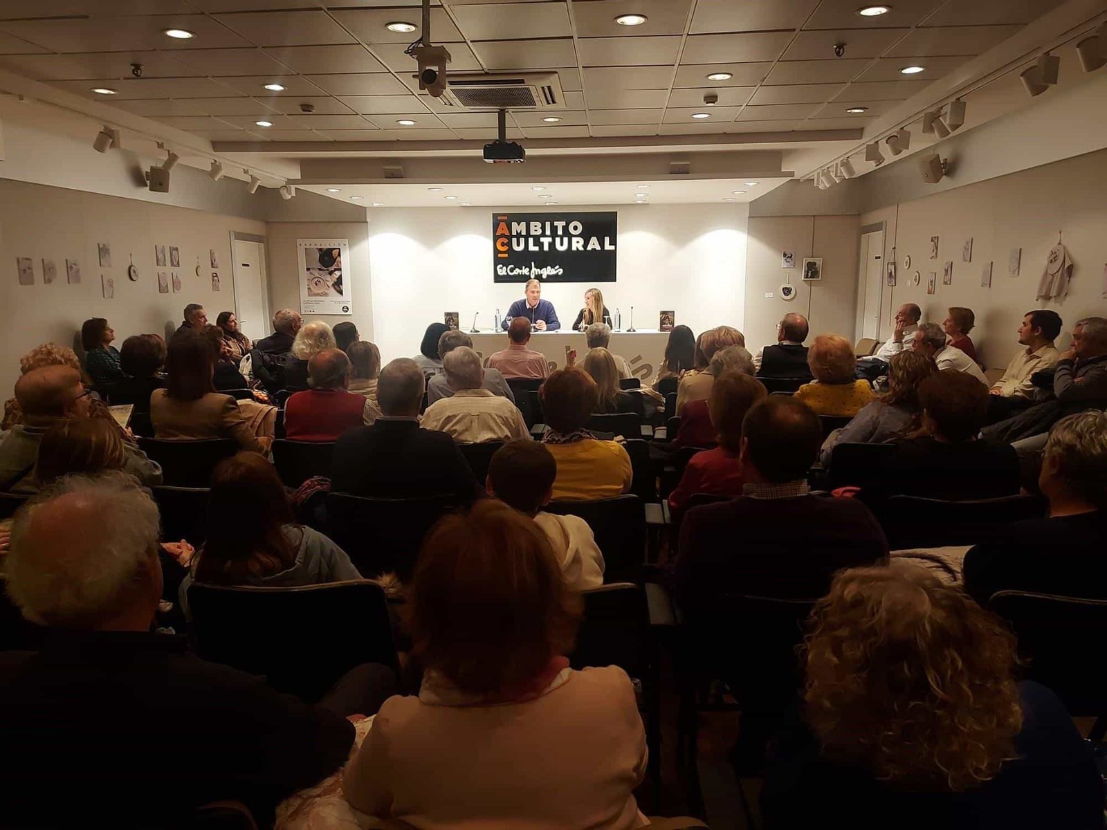 La sala Ámbito Cultural, de El Corte Inglés, se llenó para la presentación de 'La llave de las estrellas'