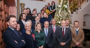 El alcalde José Tomé con los representantes de los otros municipios de la Red de Juderías durante la asamblea celebrada en Toledo. A la izquierda, con gafas, la embajadora de Israel, Rodica Radian-Gordon, que participó en el encuentro