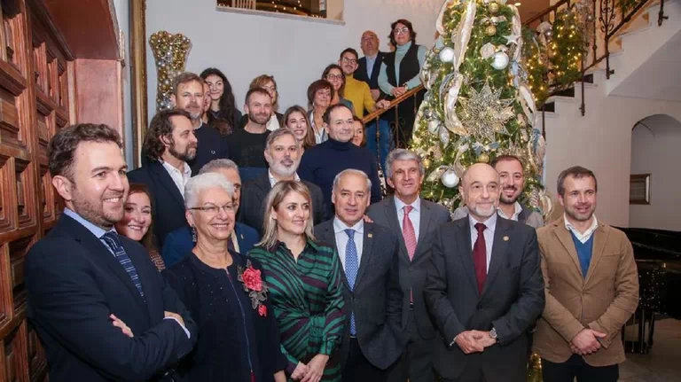 El alcalde José Tomé con los representantes de los otros municipios de la Red de Juderías durante la asamblea celebrada en Toledo. A la izquierda, con gafas, la embajadora de Israel, Rodica Radian-Gordon, que participó en el encuentro