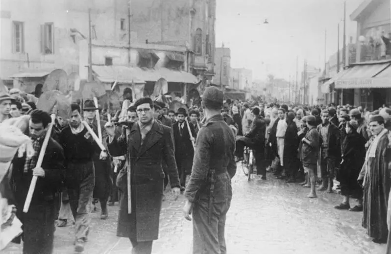 Una columna de judíos en Túnez, 1942. Bundesarchiv / Wikimedia Commons