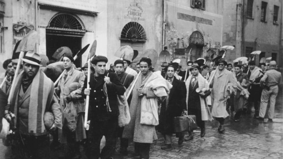 Una columna de judíos condujo a trabajos forzados en Túnez en diciembre de 1942. © Bundesarchiv / Wikimedia Commons