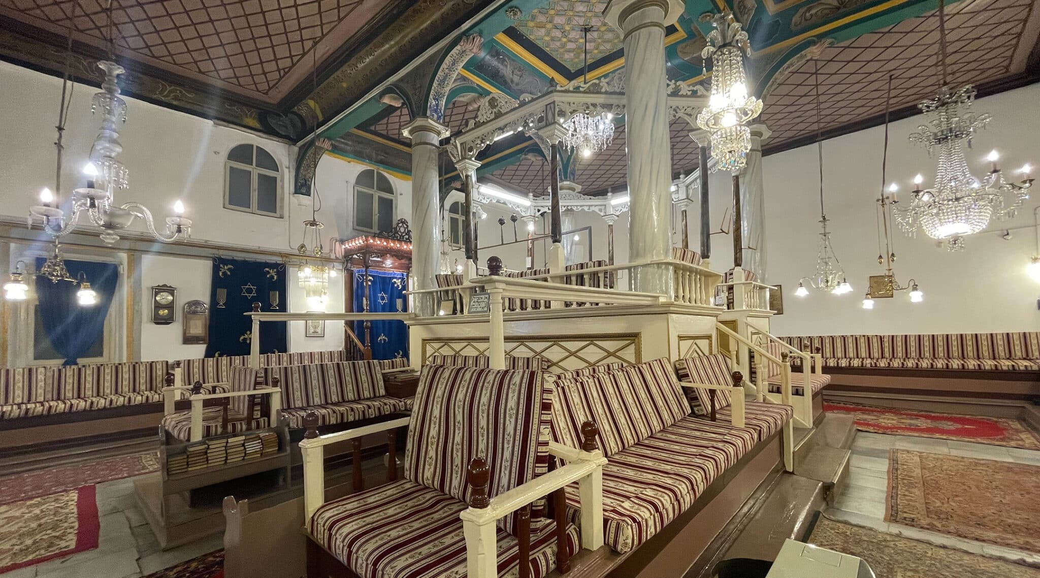 La sinagoga Bikur Holim es una de las pocas que aún funcionan en Izmir. (David I. Klein)