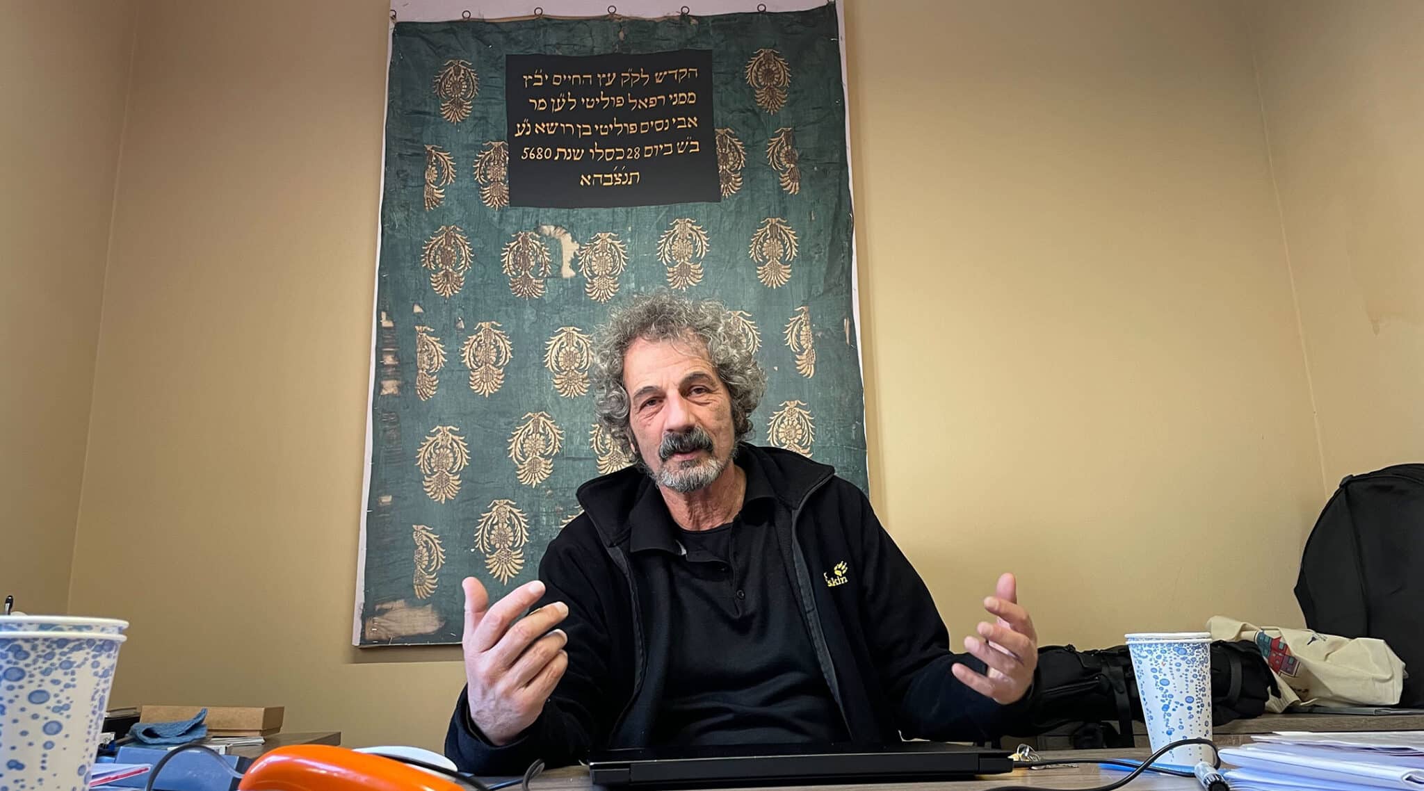 Nesim Bencoya habla desde su oficina junto a la restaurada Sinagoga Sinyora en Izmir. (David I. Klein)