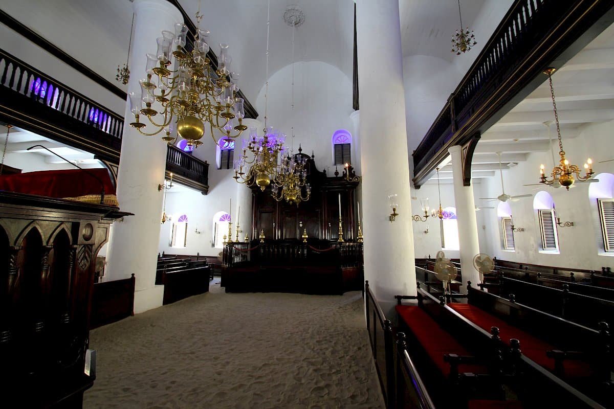 El interior de la sinagoga, donde el suelo está cubierto de arena. Imagen: Getty