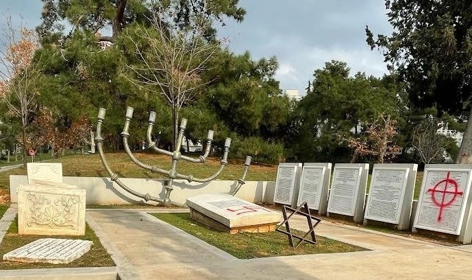 El memorial del Holocausto destrozado en la Universidad Aristóteles en Tesalónica, Grecia, 27 de diciembre de 2022. (Junta Central de Comunidades Judías en Grecia).