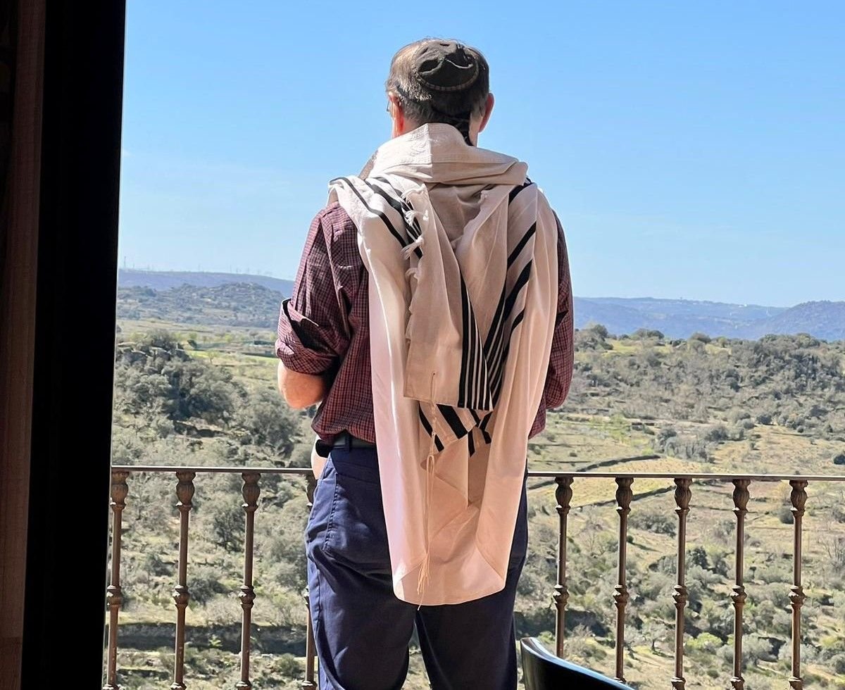 El marido de Genie, Michael Migrom, rezando frente a una de las vistas de Fermoselle CEDIDA