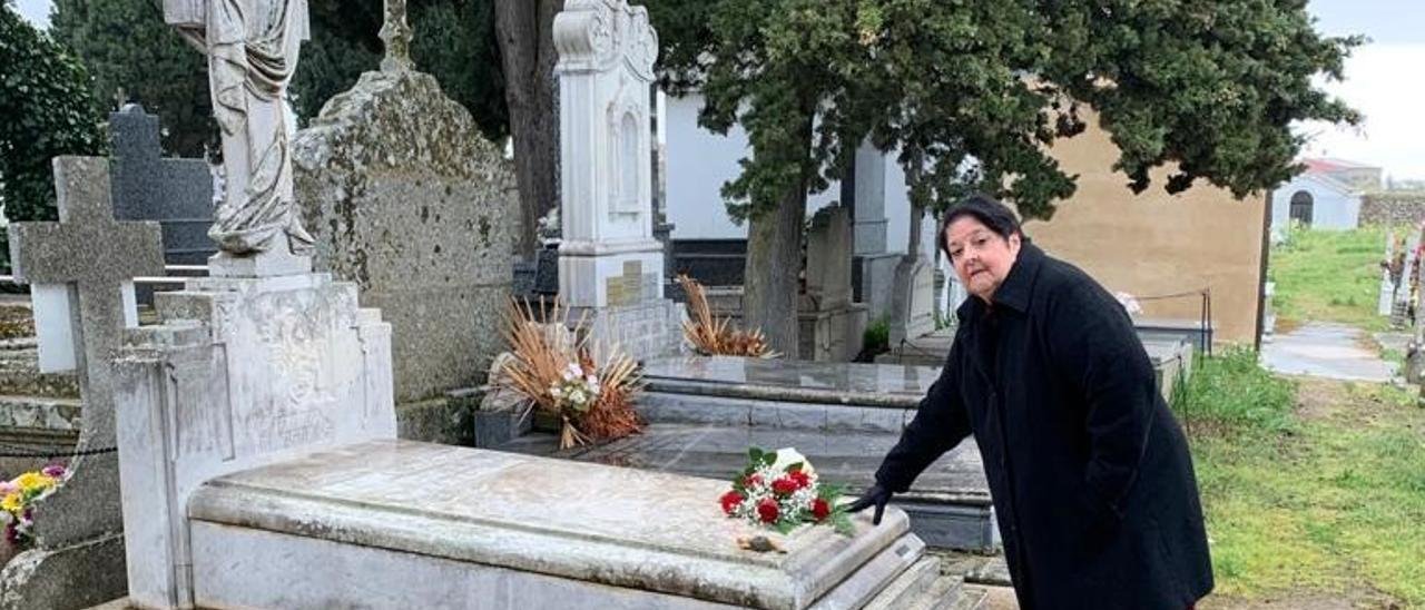 Genie Milgrom junto a una tumba familiar en el cementerio de Fermoselle CEDIDA