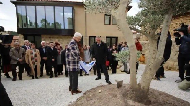 Día que inauguraron el Centro Sefardí y plantaron el árbol de la embajada de Israel.