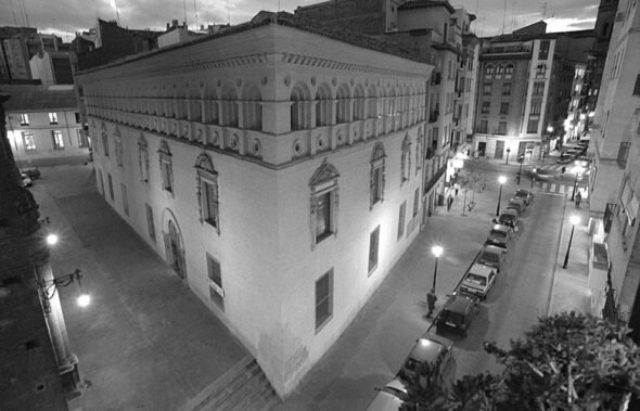 Casa de los Morlanes Fachada de la Iglesia y del Seminario de San Carlos. Fachada de la Casa de los Morlanes y frisos sobre los ventanales LUIS CORREAS