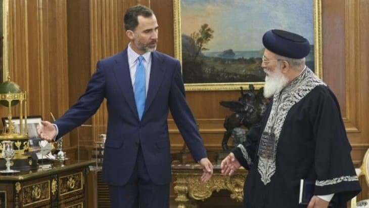  El rey Felipe VI saluda al rabino sefardí Shlomo Moshe Amar, durante una visita a España. / BBC