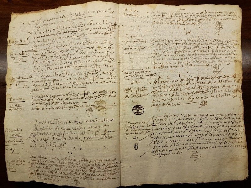 Libro del Cabildo de Granada donde figuran inscritos los 50 familiares que había a comienzo de 1602, así como los que les iban sustituyendo. Consta un expediente de cada uno de ellos sobre su condición social y su limpieza de sangre. También se indica la fecha en que les fue expedido el título. En 1602 fallecieron los familiares números 30 y 21, que fueron reemplazados de inmediato. El último nombramiento de familiares por el Concejo de Granada fue en 1785. AHMG