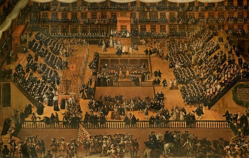 Auto de fe celebrado en Madrid, según óleo de Francisco Rizi (1680). Se ve la teatralidad que se daba al evento, presidido por el rey. MUSEO DEL PRADO.