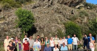 Foto de familia de los visitantes en la histórica «peña de los judíos» en Alcañices. | Ch. S.