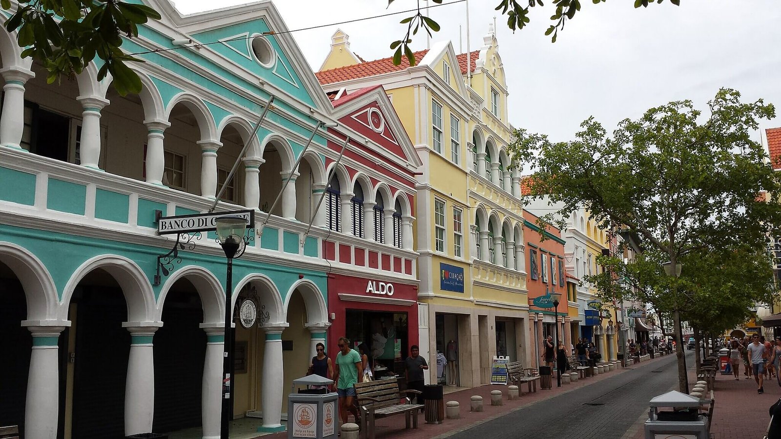 Una calle en el barrio histórico de Willemstad, Caracao, que comenzó como un centro para los traficantes de esclavos holandeses Foto de Wikimedia Commons