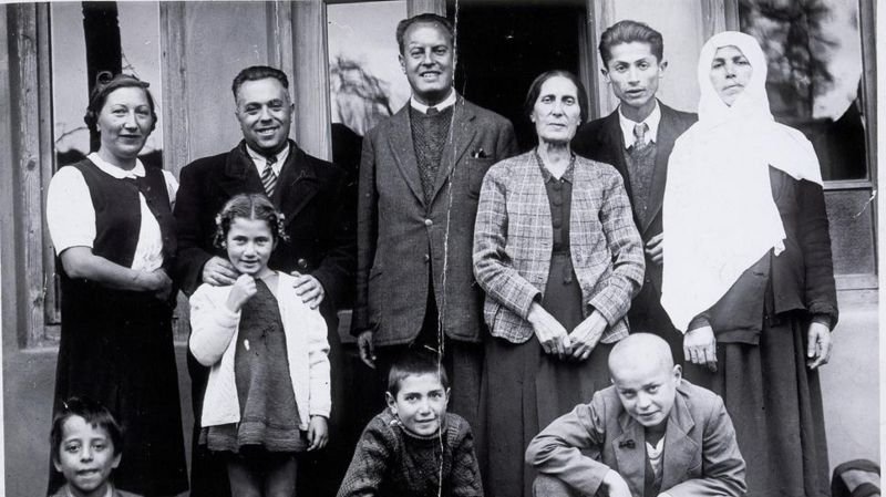 Familia de refugiados judíos de Skopje, Macedonia, junto a una familia albanesa que los acogió en 1943 en Tirana, Albania.