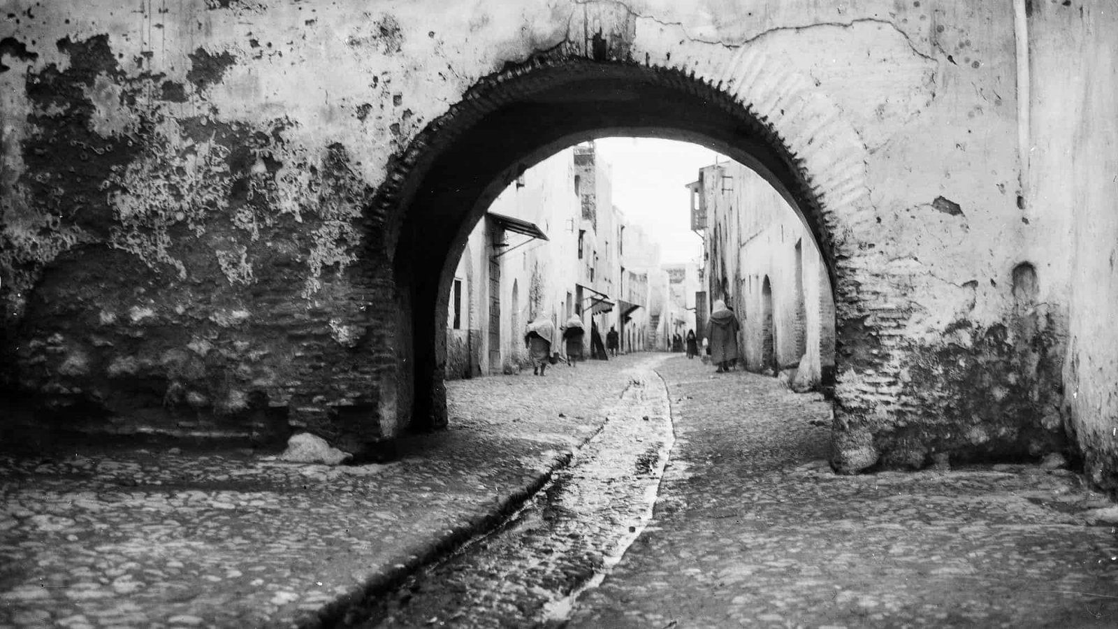 Una calle de la antigua medina de Tetuán, en el norte de Marruecos. Foto del aviador y fotógrafo suizo Walter Mittelholzer (1928) vía Wikimedia Commons.