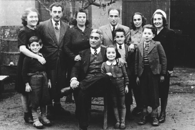 Familias de refugiados judíos de Yugoslavia llegaron a Albania escapando del Holocausto.