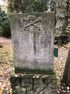 Una calavera y huesos cruzados en una lápida judía, cementerio de la Bahía Hunt, Jamaica