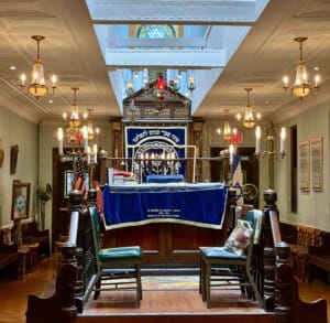 El interior de Kehila Kedosha Janina, la única sinagoga romaniota del hemisferio occidental. Cortesía de Kehila Kedosha Janina