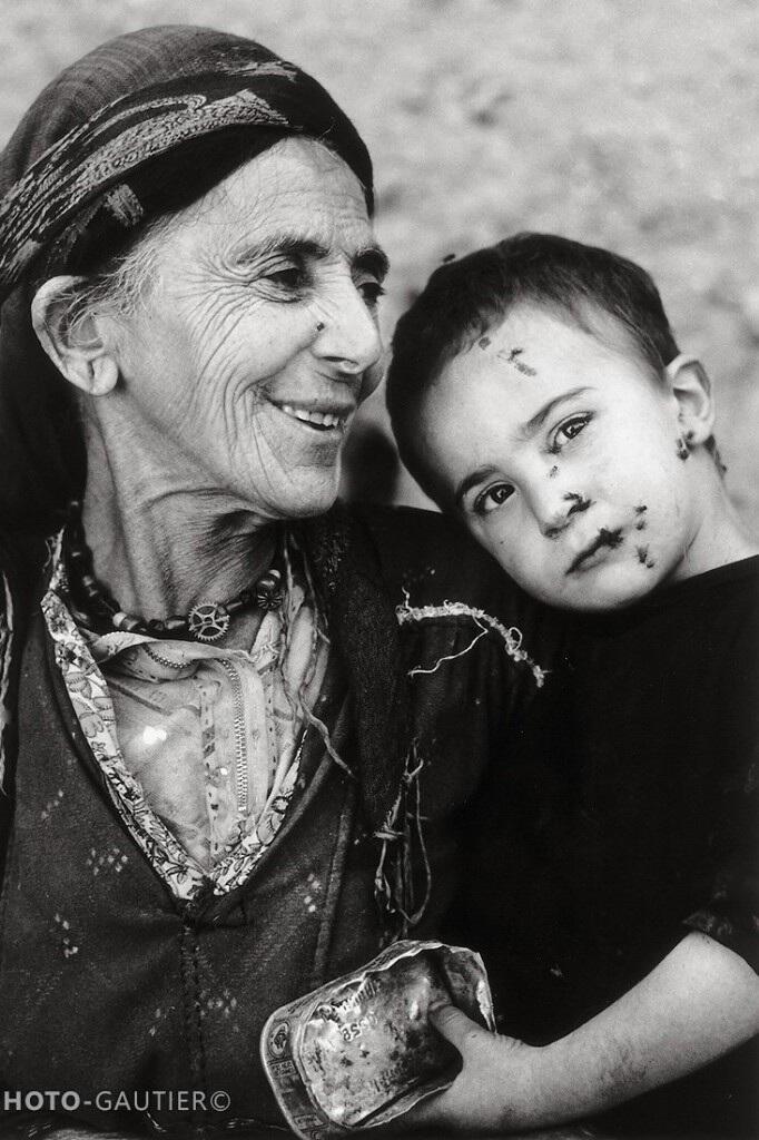 Una madre y un hijo judíos marroquíes durante la década de 1950( Foto: Manuel y Landry Gautier )