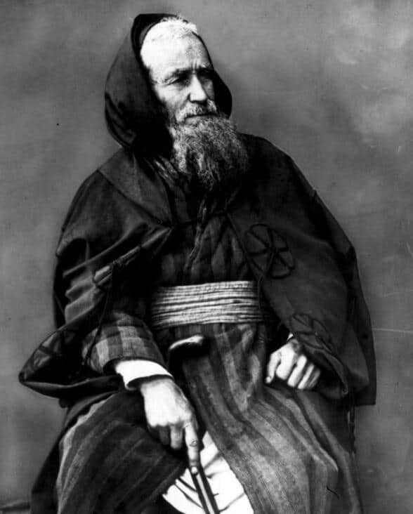 Un judío de clase media de Tánger con una capa y una faja tradicionales, 1890( Foto: Cortesía de Adil Faouzi )