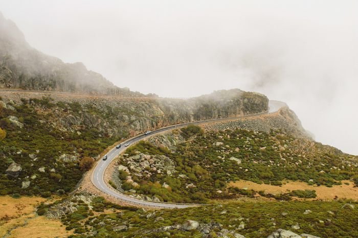 Incluso en los días de niebla, un paseo por la sinuosa carretera de las montañas de la Serra da Estrela ofrece vistas panorámicas del campo. FOTO: GETTY/ISTOCK