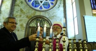 Judíos que viven en Türkiye celebran Hanukkah con un programa realizado en la Sinagoga Neve Shalom en Beyoglu, Estambul / Foto: AA