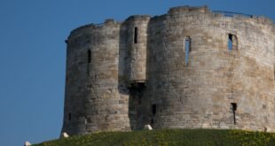 Clifford's Tower, el sitio de la masacre de los judíos de York tuvo lugar en 1190. (Wikimedia Commons)