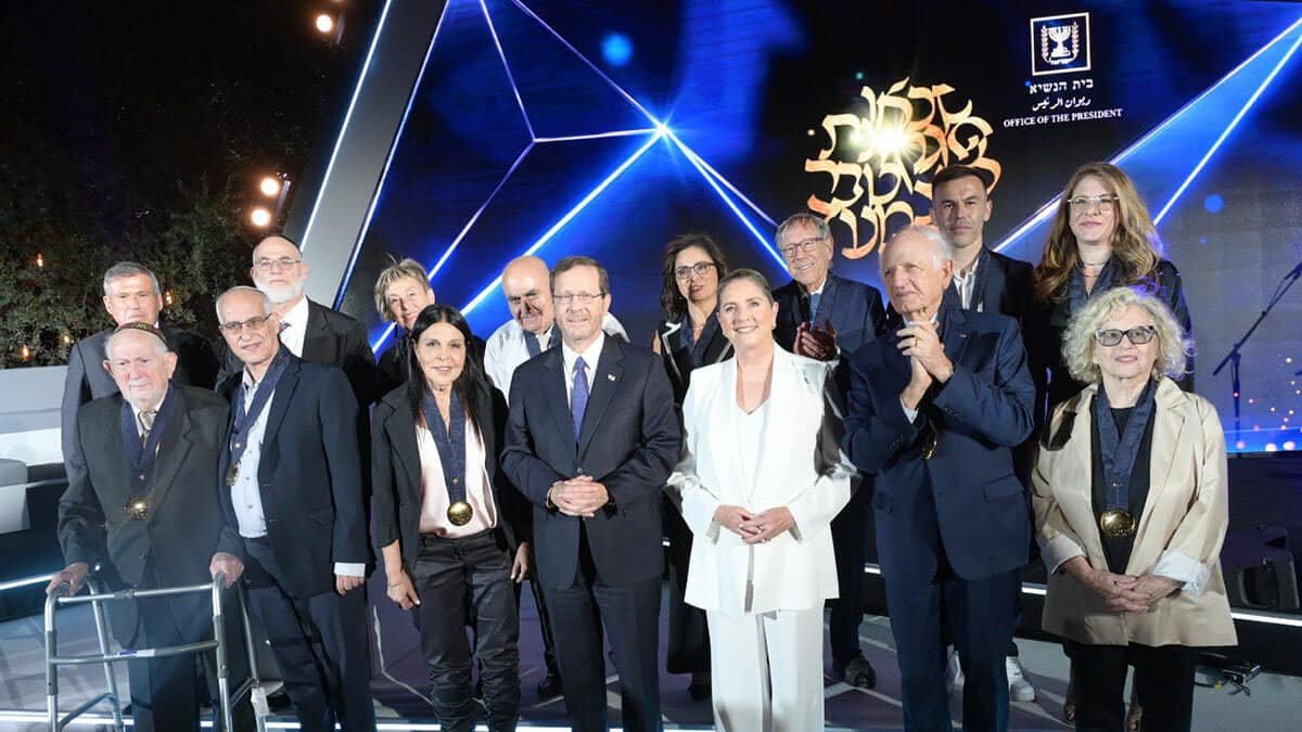 PHOTO/ TWITTER - André Azoulay, presidente y consejero de SM el Rey de Marruecos, fue condecorado ayer en Jerusalén por el presidente israelí Isaac Herzog con la Medalla Presidencial de Honor a la Promoción de la Paz y Diálogo Interreligioso