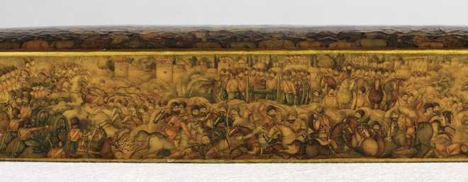 Estuche para bolígrafos de escriba decorado con imágenes de tres reyes Qajari. Firmado por Abu al-Hassan al-Afari, Isfahan, Irán, estilo Qajari, papel maché pintado y barnizado. Museo de Israel, Jerusalén, finca de Yohanan Ben David, Londres. B69.0747. Foto © Museo de Israel, Jerusalén, Oded Lobel