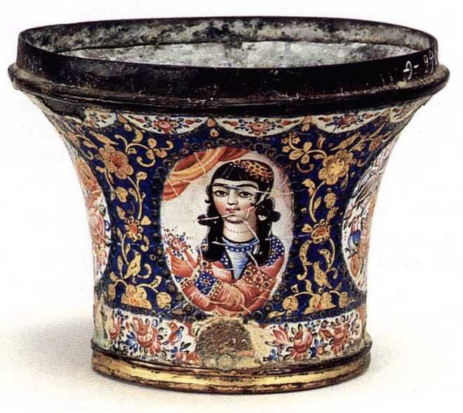 Cachimba de estilo Qajari, Irán, siglo XIX . Cobre estañado, incrustaciones de oro. Museo de Israel, Jerusalén, Patrimonio de Yohanan Ben David, Londres. 2017.040.0344. Foto © Museo de Israel, Jerusalén