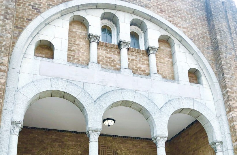 EL EXTERIOR de la antigua sinagoga sefardí Bikur Holim en Seattle, ahora el Templo Tolliver.(crédito de la foto: JUDY LASH BALINT)