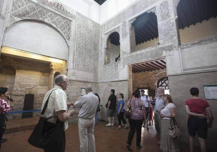 Turistas en la Sinagoga de Córdoba RAFAEL CARMONA