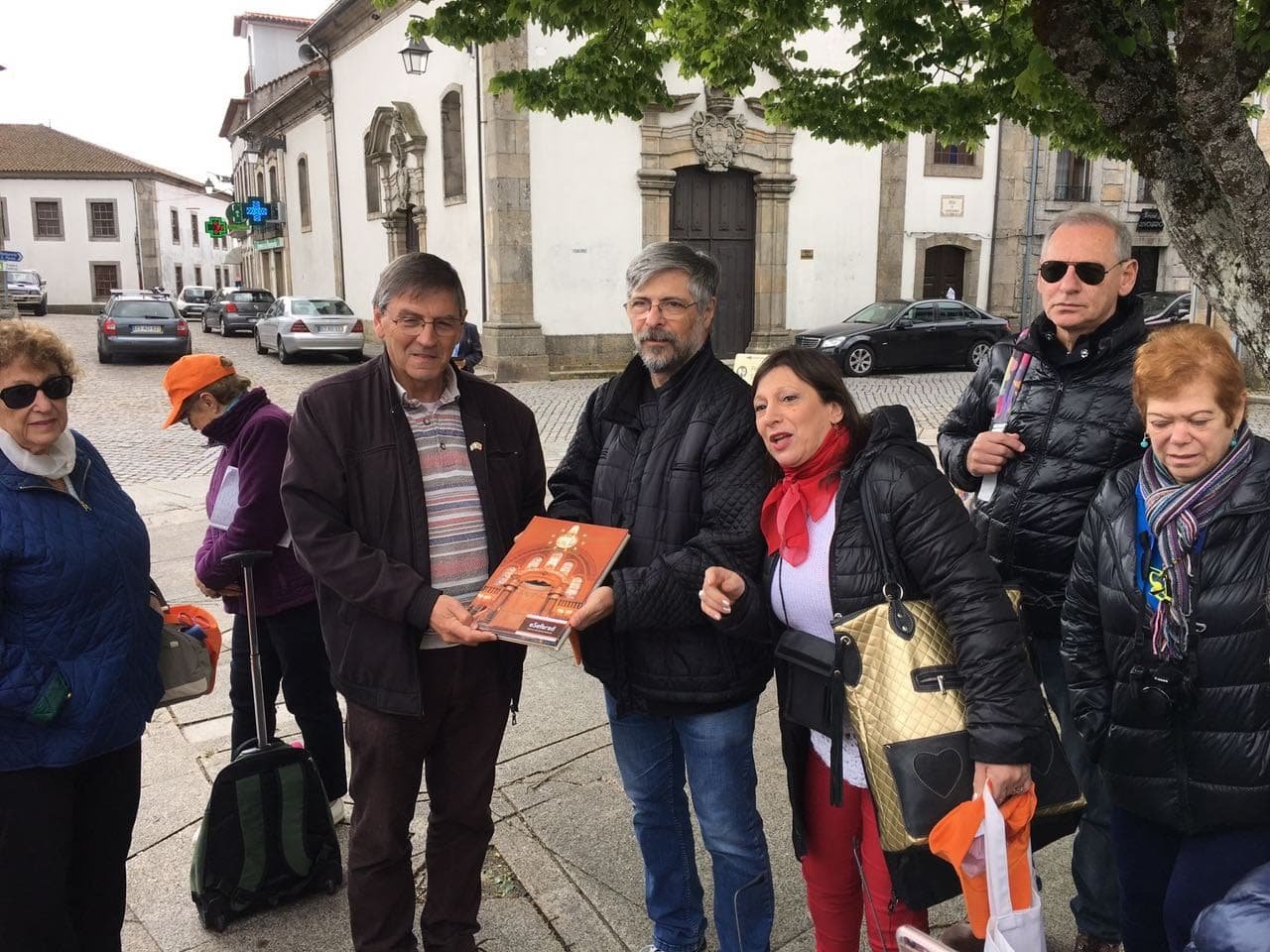 José Levy Domingos recibiendo un  libro de manos de Liliana y Marcelo Benveniste en Trancoso