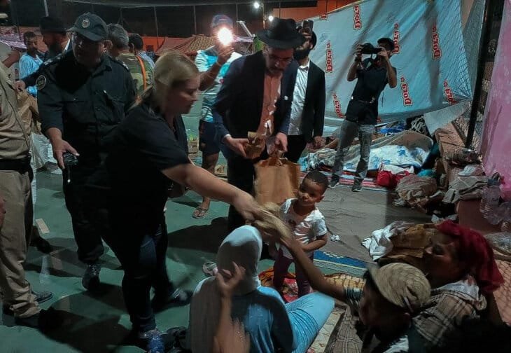 Rav Banon y otros repartiendo alimentos.