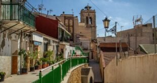 Barrio de Triana, en Orihuela, con la torre gótica de la iglesia de Santa Justa al fondo. Pablo Martínez