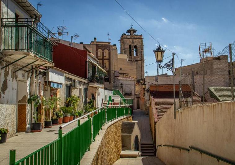 Barrio de Triana, en Orihuela, con la torre gótica de la iglesia de Santa Justa al fondo. Pablo Martínez