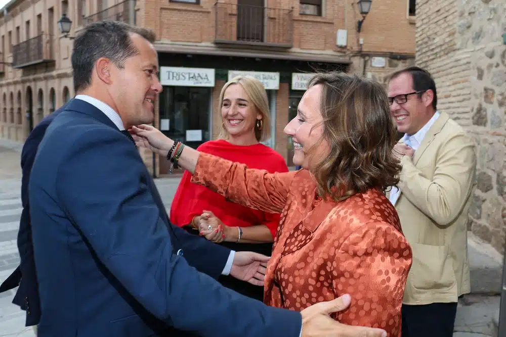 El alcalde Carlos Velázquez asistió a la inauguración, dónde le esperó la directora del Museo Sefardí, Carmen Álvarez.