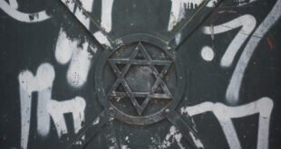 Vandalización de la estrella de David en la puerta de hierro de Kazimierz, un histórico barrio judío de Cracovia
