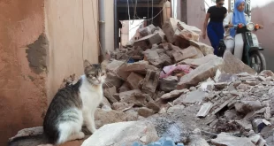 Vista de una calle próxima al Palacio Badia de Marrakech, todavía con escombros. María Traspaderne EFE