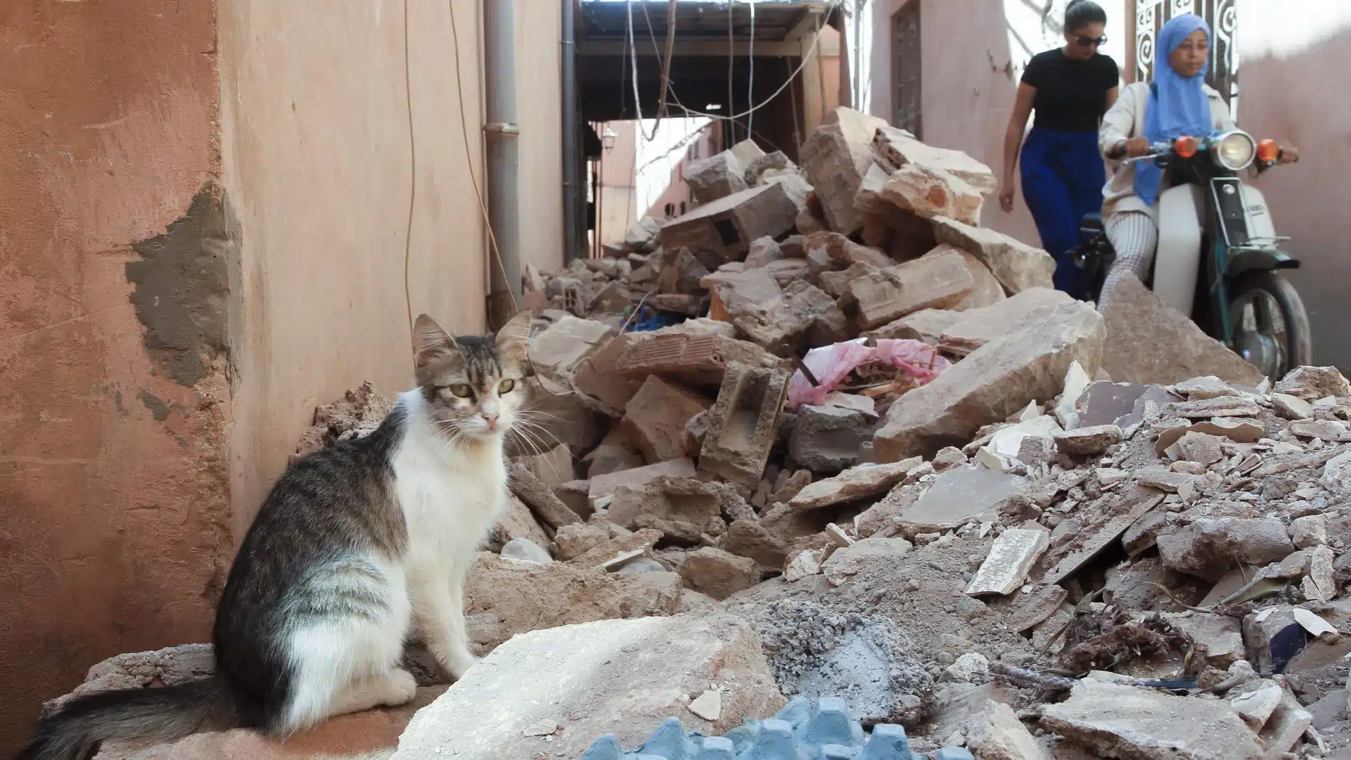 Vista de una calle próxima al Palacio Badia de Marrakech, todavía con escombros. María Traspaderne EFE