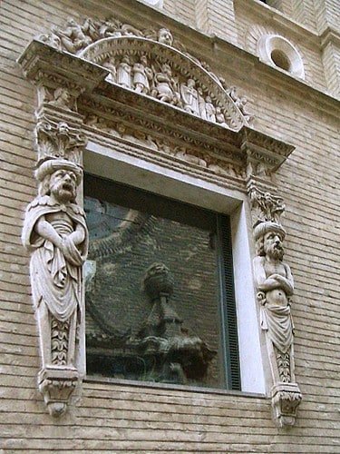 Detalle de una de las ventanas del Palacio de los Morlanes, en Zaragoza. FOTO: Patrimonio Cultural de Aragón.