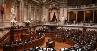 El primer ministro portugués, Antonio Costa, a la izquierda, habla durante una sesión parlamentaria sobre una moción de censura en el parlamento portugués en Lisboa, el 5 de enero de 2023. (PATRICIA DE MELO MOREIRA / AFP)