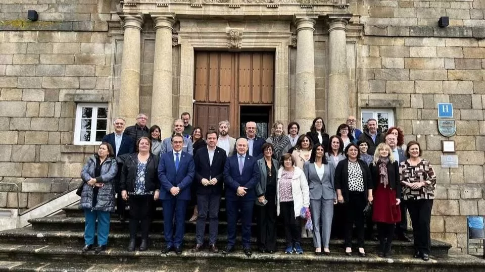 Participantes en la asamblea anual de la Red de Juderías, frente a la entrada al Parador de Monforte. EP